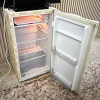 ثلاجة صغيرة • شغالة • أبيض