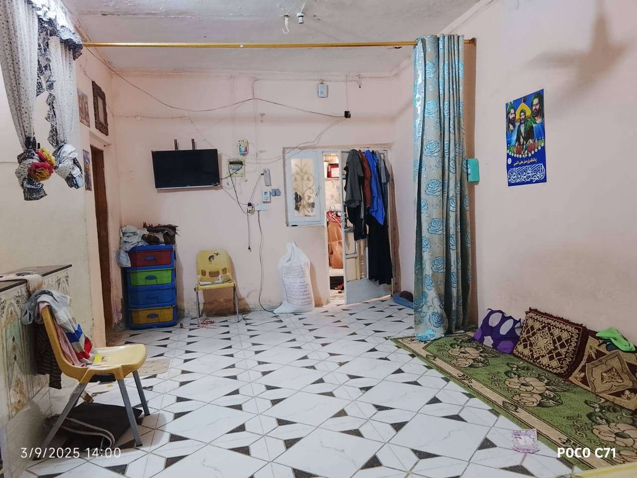 السلام عليكم..
الدار للبيع !
طابو صرف متوفر كامل الخدمات ماء كهرباء مدارس محلات تبليط بل باب العنوان حي العسكري ال3 ( شارع ثلاثين)  متوفر غرفتين وصاله ومطبخ ع صاله وصحيات داخليه وطارمه ومناور 2 

السعر 60وبي مجال 

١١٥ متر 

للاستفسار :- ***********
