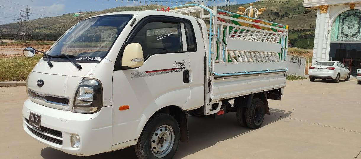 سەرەتابەناو ی خوا 
کیا بیلاد 2009
سعری 65گەڵا و مەجال
3000سوپەر مەکینە ڕەش 
بریکی بەسراوە 
کارەبای بەسراوە
قەترە غایزاتی نییە 
ناوبودی بەسراوە 
چەمچەی چەلال حەداد
ئیستو پی دوای بەسراوە 
بۆدی بیلادی 
ناوبودی سراوە 
تایەی دووای کراوە بە 13
تێبینی کۆدی بوکراوە 
سەیارە کە ماڵی دۆستە 
***********
***********
