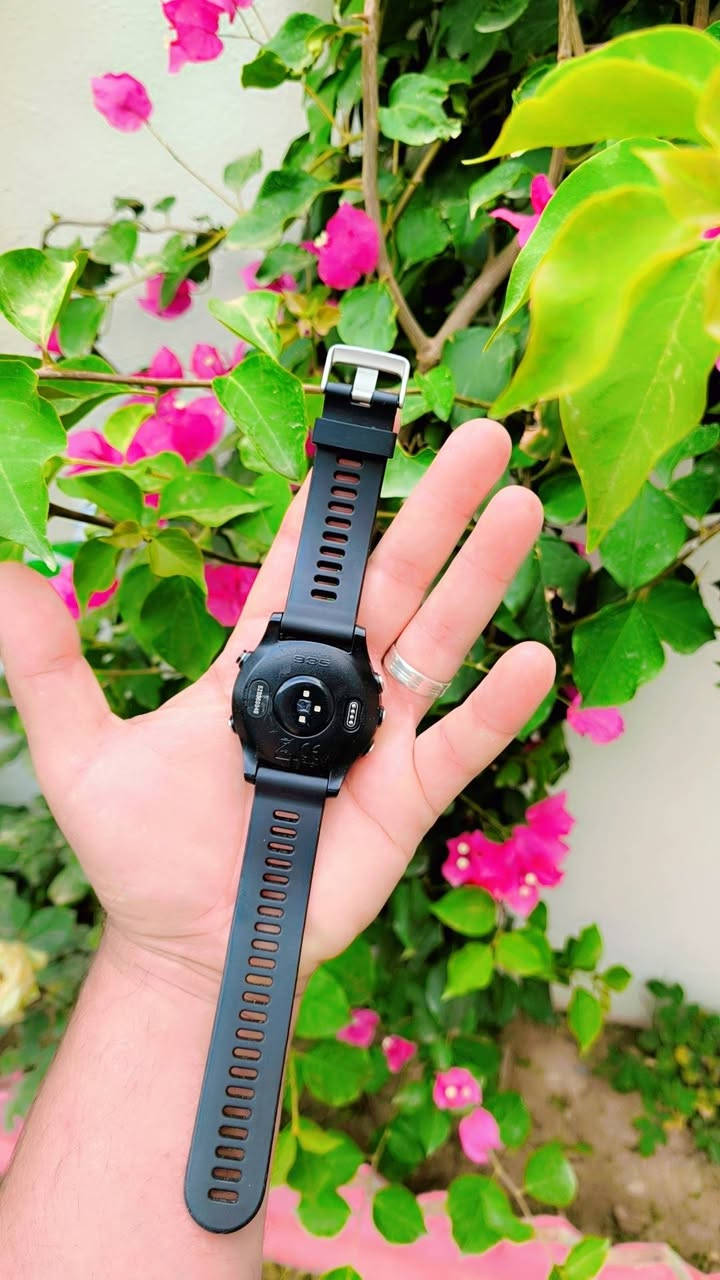 تتميز ساعة Garmin Forerunner 935 بأنها ساعة رياضية ذكية متكاملة ومخصصة لممارسي رياضة الجري، الترياتلون، والرياضات المتعددة [Image 3]. إليك أبرز مواصفاتها ومميزاتها الفنية:

1. التصميم والشاشة 🛠️

الوزن: خفيفة الوزن جداً (49 جراماً فقط) لتوفير الراحة التامة أثناء الركض والسباحة [Image 3].

الشاشة: شاشة ملونة بحجم 1.2 بوصة بدقة (240×240 بكسل) [Image 6, Image 17]، مصممة لتكون واضحة تماماً وقابلة للقراءة تحت أشعة الشمس المباشرة [Image 12, Image 26].

الهيكل والسوار: جسم الساعة مصنوع من البوليمر المدعم بالألياف [Image 6, Image 17]، مع سوار سيليكون مرن ومريح أثناء التعرق [Image 3].

2. المستشعرات وتتبع الأنشطة 📊

مستشعر نبضات القلب (Elevate): يقيس ضربات القلب من المعصم على مدار الساعة بدقة وبدون الحاجة لحزام صدر [Image 3, Image 13].

أنظمة الملاحة (GPS / GLONASS): تحديد دقيق جداً للموقع، السرعة، والمسافة حتى في البيئات الصعبة والغابات [Image 3].

مستشعرات مدمجة: تحتوي على مقياس ارتفاع بارومتري (Barometer) لمعرفة الارتفاعات، بوصلة ثلاثية المحاور، ومقياس تسارع [Image 3].

3. عمر البطارية 🔋

تعتبر البطارية من أقوى نقاط قوة هذه الساعة [Image 1, Image 8]:

وضع الساعة الذكية: تصمد حتى 2 أسبوعين بالشحنة الواحدة [Image 3, Image 17].

وضع الـ GPS: تعمل حتى 24 ساعة متواصلة (مثالي للسباقات الطويلة) [Image 3].

وضع توفير الطاقة (UltraTrac): يمتد التشغيل حتى 50 ساعة [Image 3].

4. الميزات الرياضية المتقدمة 🏃‍♂️

حالة التدريب (Training Status): أداة ذكية تقوم بتقييم تاريخ تمارينك وتخبرك ما إذا كنت تتدرب بإنتاجية، أو تفرط في التدريب [Image 7].

مؤشرات الأداء الديناميكية: تقيس التوازن في زمن ملامسة الأرض، طول الخطوة، ونسبة الارتداد الرأسي (عند ربطها بحزام الصدر المتوافق أو مستشعر الجري الخاص بـ Garmin) [Image 3].

مقاومة الماء: مقاومة للماء حتى عمق 50 متراً (5ATM) مما يجعلها ممتازة للسباحة في الأحواض أو المياه المفتوحة [Image 17].

تتميز ساعة Garmin Forerunner 935 بأنها ساعة رياضية ذكية متكاملة ومخصصة لممارسي رياضة الجري، الترياتلون، والرياضات المتعددة [Image 3]. إليك أبرز مواصفاتها ومميزاتها الفنية:
🌹#السعر 150 الف


**إذا كنت صاحب هذا الإعلان وتريد حذفه لأي سبب، رجاءا أرسل رسالة إلى الدعم الفني**