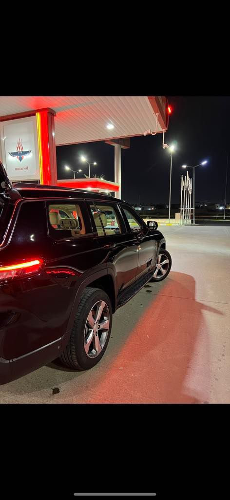 سلام عليكم
جيب كراند شيروكي لمتدد
مديل 2022 
خليجيه السياره وكالت هارلم
كلين بدون اي صبغ فقط بيها رصعتين او ممبينات كلش او باقيات على حالهن وهنا صار بيهه طخه في جاملق الامامي وتبدل 
(((( بشرط السياره صيانتها الدوريه كلها بهارلم  مابيها نقص من كل النواحي  
رقم اربيل رقمها جديد سنويه جديده 
ماشيه 56 كيلو 
محرك   V6   3600
مواصفاتها كشنات الامامي تبريد تتفأه كشن كهرباء او خزن 
كشنات خلفيه بس تتفأه 
بيها ست منافذ تابسي او سته منافذ يو اس بي او بيها منف كهرباء 150 w 
شاشه تدعم كار بلي
 بانو رامه 
حساسات اماميه خلفي 
رادارت 360 درجه 
السياره سبعه راكب قياس L
صندوك كهربائي
تشغيل عن بعد 
خروج عن المسار 
اوتو بريك في الحالات الطارئه
هند بريك بصمه
الكيجات دجتل
تبريد منفصل امامي او خلفي او منافث التبريد اتلث قطع
او بيها بعد مواصفات
السعر 330 ورقه
سياره اب اسمي فقط تحويل ما انطي بل سياره وكاله مكان السياره بصره
***********
