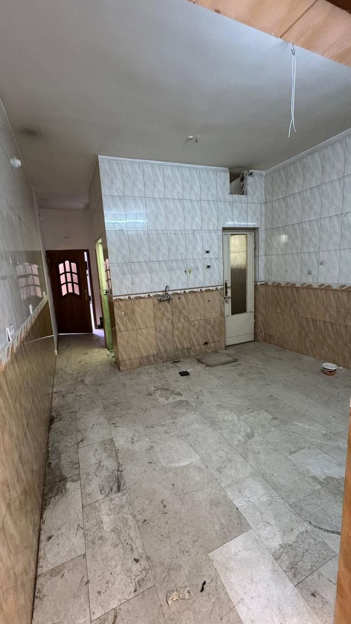 #للإيجار في منطقة السيدية 🏠

دار سكني مساحة 150 متر
📍 الموقع: مربع القادة

🔹 يحتوي على:
 • 4 غرف نوم (سويت)
 • صالة
 • مطبخ
 • خدمات

💰 السعر: مليون دينار عراقي

📞 للاستفسار: ***********
🏢 أو مراجعة مكتب البيت الملكي للاستثمار العقاري – السيدية
📍 مقابل جامع شاكر عبود
