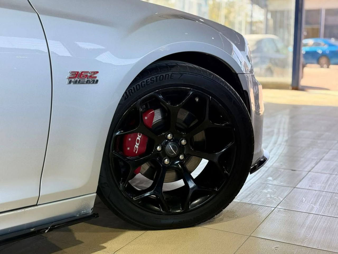 🚗 السيارة: كرايسلر أوباما S300
📅 الموديل: 2022
🔧 المحرك:
5700 سي سي
8 سلندر
📏 العداد:
52 ألف ميل (حقيقي)
🛞 الويل:
قياس 20
كب S أصلي
🛋️ الداخلية:
كشنات جلد أسود (حُضن) مع تطريز S أصلي
قمارة بانوراما
شاشة كبيرة للتحكم بإعدادات السيارة
📸 الكاميرات والحساسات:
كاميرا خلفية أصلية
حساسات أمامية أصل
حساسات خلفية أصل
حساسات جانبية + رادارات (نقاط عمياء)
🔐 الدخول والتشغيل:
بصمة تشغيل
بصمة للأبواب (عدد 2)
تشغيل عن بُعد
🪑 الراحة والتحكم:
تحكم كهربائي لكراسي السائق والراكب
تبريد أمامي وخلفي
تدفئة للكشنات الأمامية مع تدفئة ستيرن
فتحات تكييف خلفية
🎛️ المقود والتقنيات:
ستيرن متعدد التحكم (بلوتوث – مكالمات – كروز)
هيتات بالمرايا الجانبية
💡 الإضاءة:
لايتات زينون عالي وواطي مع حاجب LED
كشافات ضباب زينون
🔊 الصوت:
نظام صوت ALPINE
🛑 الأمان:
نظام ABS مانع انزلاق
🔌 المنافذ:
منافذ USB أمامي وخلفي
📄 الحالة:
السيارة جديدة وبوضع الشركة
مكفولة من الغرق والشاصي
السعر 275 وبيها مجال
*********** Honolulu, HI
