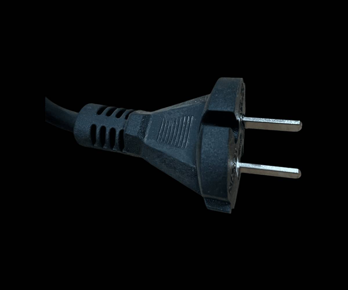 مدفأة فان عمودية متحركة CAMEL

الاستخدامات

تدفئة الغرف المتوسطة والصغيرة بسرعة وكفاءة.

مناسبة لغرف النوم، غرف الجلوس، المكاتب، والمحلات.

مثالية للاستخدام المنزلي اليومي خلال فصل الشتاء.

تُستخدم كمدفأة هواء مع توزيع دائري للحرارة.

المميزات

تصميم عمودي متحرك بقاعدة ثابتة لسهولة النقل.

نظام توزيع هواء دائري لتدفئة متساوية في جميع الاتجاهات.

عنصر تسخين داخلي عالي الكفاءة.

قرص تحكم أمامي لاختيار وضع التشغيل بسهولة.

شبك حماية معدني أمامي لمزيد من الأمان.

زاوية رأس قابلة للتعديل لتوجيه الهواء الدافئ.

تشغيل كهربائي مباشر.

مناسبة للاستخدام الداخلي.

جودة تصنيع من ماركة CAMEL.

القدرة الكهربائية: 2000 واط

قابس كهرباء أوروبي ثنائي.

محتويات الصندوق

مدفأة فان عمودية CAMEL.

قاعدة تثبيت سفلية.

دليل الاستخدام.

كرتونة تغليف أصلية.

الملاحظات

للاستخدام الداخلي فقط.

يُفضل عدم تغطية المدفأة أثناء التشغيل.

إبعادها عن الماء والرطوبة.

تُفصل عن الكهرباء عند عدم الاستخدام.

المنتج يسلم مفكك جزئيًا (قاعدة + عمود + رأس).

قياس الكارتون: الطول: 50 سم  العرض: 28 سم  الارتفاع: 32 سم