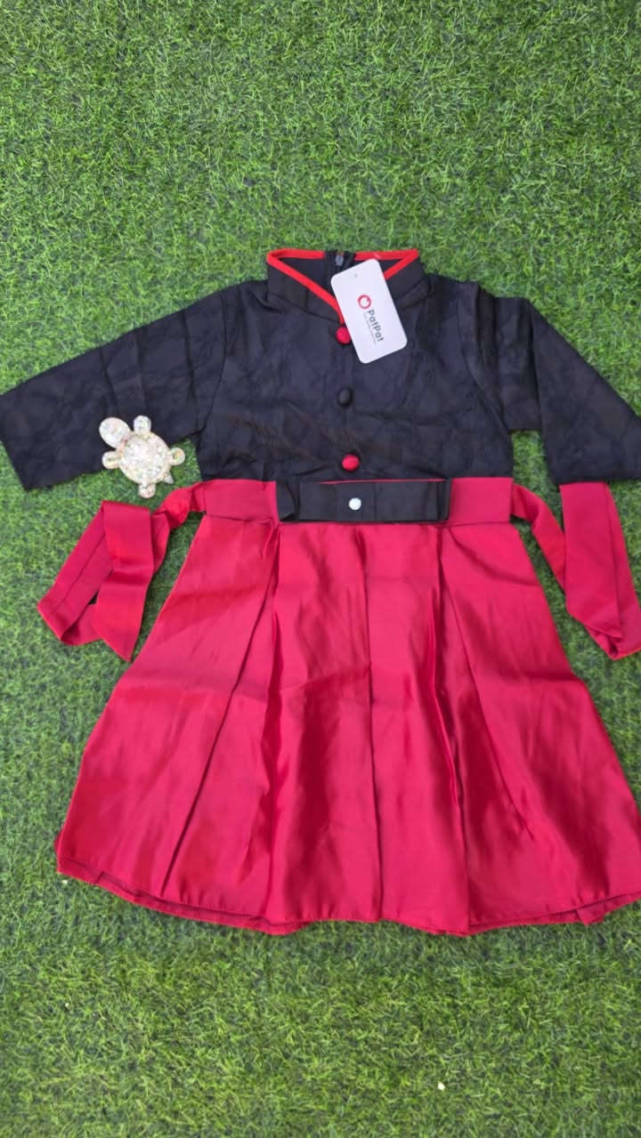 "البداية الأجمل لأميرتك الصغيرة! ✨👗
​يسعدنا جداً الإعلان عن إطلاق أولى مجموعاتنا لملابس البنات الصغيرات. قطع صُممت بحب لتجمع بين الأناقة والراحة التي تحتاجها طفلتك في كل حركة. 🌸🎀
​تصفحي الصور وشاركينا: أي قطعة أعجبتكِ أكثر؟ 😍👇
​📍 متوفرة الآن بمقاسات مختلفة.
📦 للطلب أو الاستفسار، تواصلوا معنا عبر الخاص
​#ملابس_اطفال #بناتي #أزياء_بنات #فاشن_اطفال #جديدنا #أناقة_طفلتك"


**إذا كنت صاحب هذا الإعلان وتريد حذفه لأي سبب، رجاءا أرسل رسالة إلى الدعم الفني**