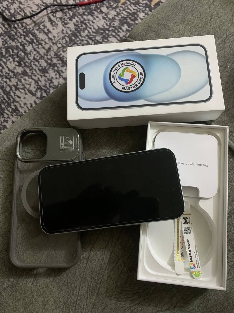 ايفون 15 .  ماستر مكفول  وياه كفر كارتونه  جهاز نظافه 100  ذاكره 128. بطاريه 85 وتر بروف محدث اخر اصدار.   استخدام شخصي سعر  خاص بغداد اتصال ***********
