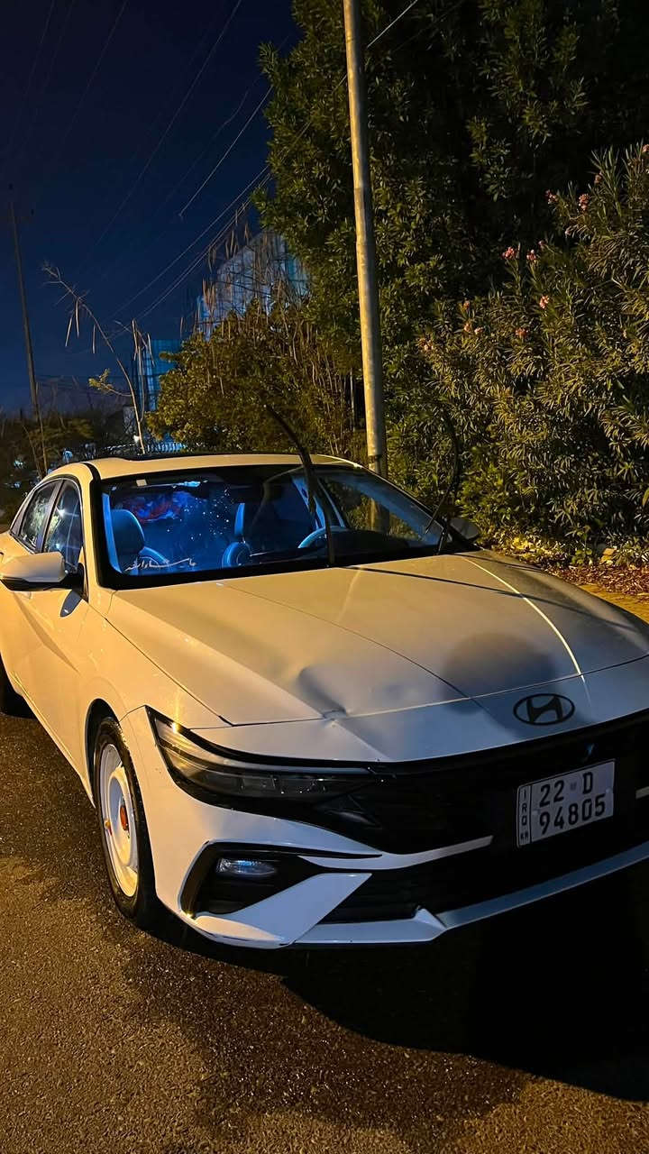 السلام عليكم
النترا تجميع الصين 
*مواصفات Hyundai Elantra 2024 - 1.5L الصين*

*1. المحرك والقوة*
- *المحرك*: 1.5 لتر بنزين 4 سلندر تنفس طبيعي
- *القوة*: 115 حصان @ 6300rpm
- *العزم*: 143.9 نيوتن.م @ 4500rpm
- *الوقود*: بنزين

*2. الكير والدفع*
- *الكير*: CVT مستمر التغيير
- *الدفع*: امامي
- *انماط القيادة*: رياضي, اقتصادي, عادي

*3. الابعاد*
- *الطول × العرض × الارتفاع*: 4720 × 1810 × 1415 ملم
- *قاعدة العجلات*: 2720 ملم
- *سعة خزان الوقود*: 47 لتر
- *سعة الصندوق الخلفي*: 474 لتر

*4. التعليق والفرامل والتايرات*
- *التعليق الامامي*: MacPherson مستقل
- *التعليق الخلفي*: Multi-Link مستقل
- *الفرامل الامامية*: دسك مهوى
- *الفرامل الخلفية*: دسك
- *بريك اليد*: الكتروني EPB
- *قياس التايرات*: 225/45 R17
- *الجنط*: المنيوم

*5. الامان*
- *الايرباك*: امامي + جانبي امامي + ستائر امامي وخلفي
- *انظمة*: ABS, EBD, BA, TCS, ESC
- *تحذير مغادرة المسار LDWS*: موجود
- *حساسات بارك امامي وخلفي*: موجودة
- *كاميرا خلفية*: موجودة
- *مراقبة ضغط الاطارات*: موجود
- *تثبيت كراسي اطفال ISOFIX*: موجود

*6. الداخلية والتكنولوجيا*
- *الشاشة الوسطية*: 8 انش لمس
- *دعم الموبايل*: CarPlay / CarLife / HiCar
- *المقود*: جلد + متعدد الوظائف
- *التكييف*: يدوي + فتحات خلفية
- *المقاعد*: جلد + تعديل كهربائي
- *تشغيل عن بعد + دخول بصمة*: موجود

*7. الخارجية*
- *الاضاءة*: LED امامي وخلفي
- *النهاري DRL*: موجود
- *فتحة السقف*: كهربائية
- *المرايا*: كهربائية + طي كهربائي + تطوي عند القفل
- *فتح الصندوق*: حساس بالقدم

*8. اضافات*
- *Auto Hold*: موجود
- *مساعد صعود المرتفعات*: موجود
- *نظام Bluelink*: موجود

رقم اربيل الجديد 
بـ اسم ولد عربي بيتهم بـ البصرة 
تريد تحويل تريد وكاله الولد حاظر 
ماشيه 74 الف قابل للـ زياده 
السيارة فول فتحه سقف ومعروفه مراصفات الصيني بـ الفول 
السيارة جاهزه كاملة ما تصرف عليها ربع دينار 
السياره بيها خسفه ب البنيد مثل ما موضح بـ الصور 
السيارة موجود بيها ويل الكب مالتها جديد نضيف ما ماشي علية موجوده صور الها بـ الويل كب 
حالياً شادلها رنكات 

السعر 135 قابل للـ تفاوض 

للاستفسار : ***********
