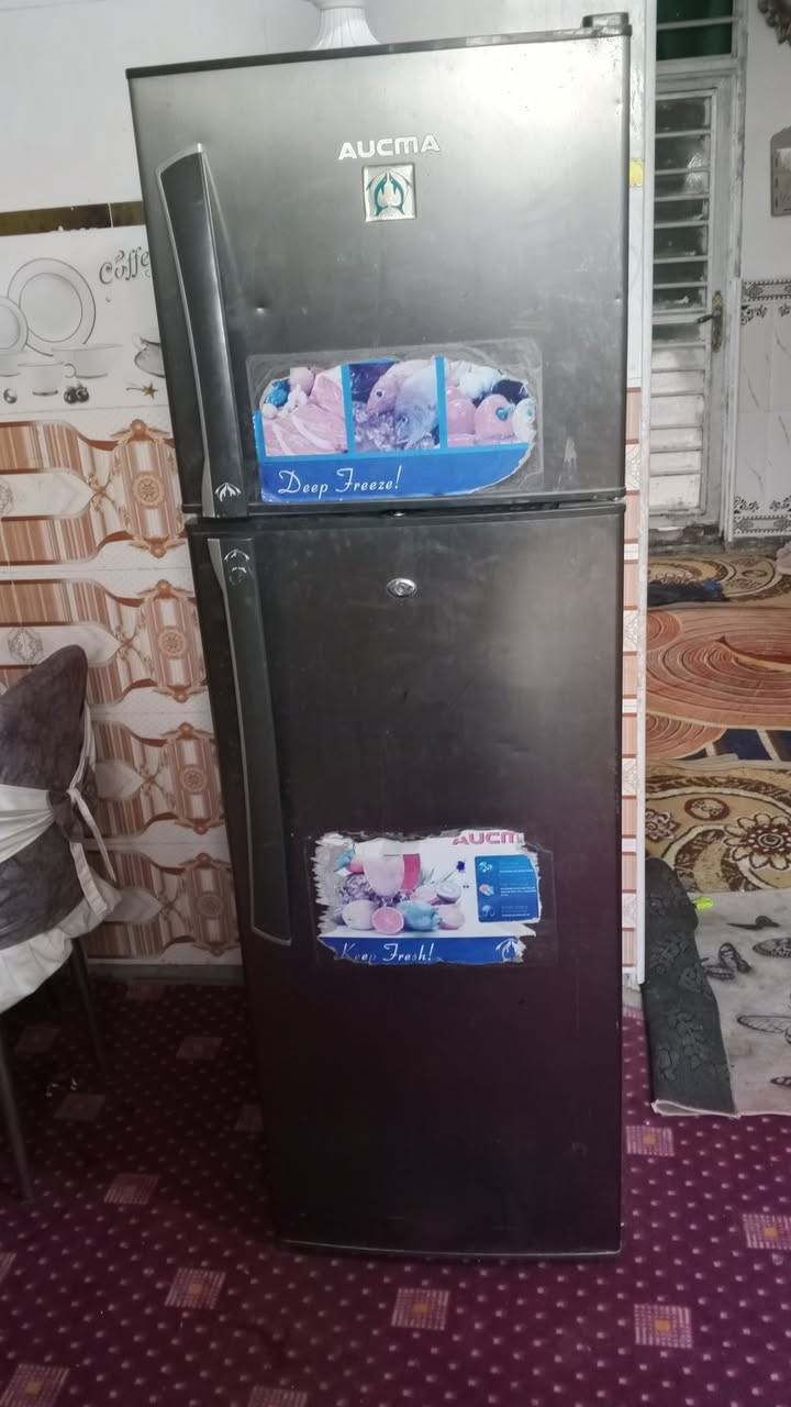 احنا ثلاجتين للبيع الصغيره شغاله 100% واللي كبيره ما نعرف ايش بيها مشغاله بس تاركينهار***********

