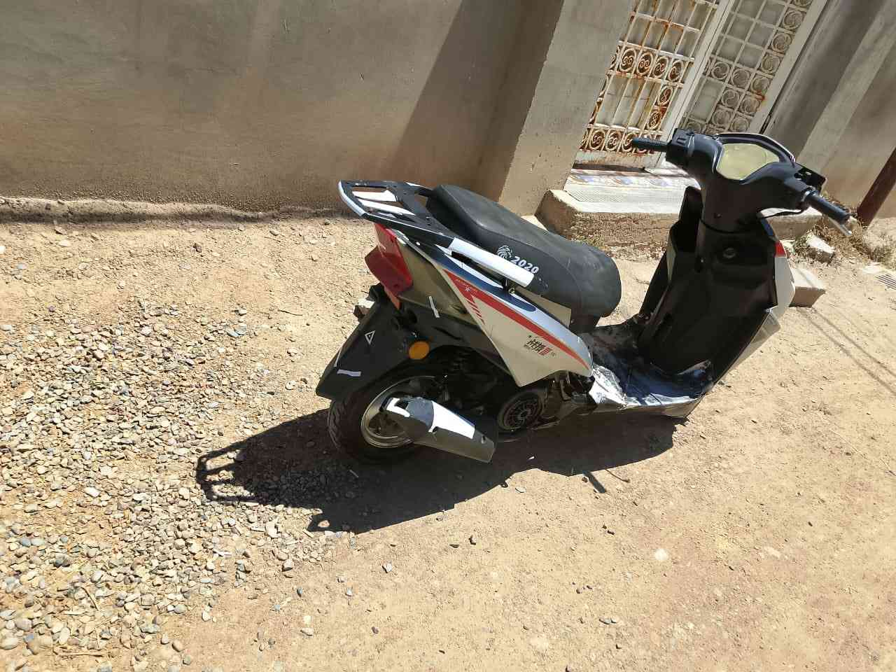 السلام عليكم سكنس كوري 20موديل سرعته140 كاملة من كلشي سلف هندر لايت اشاير بك لايت هورن دراجة حلوة مكيتنه شلعة وناعمة نقصه باتري والكاعيةالي جوة الرجل سعره250 عنوان ديالى هبهب جسرالمشاة***********
