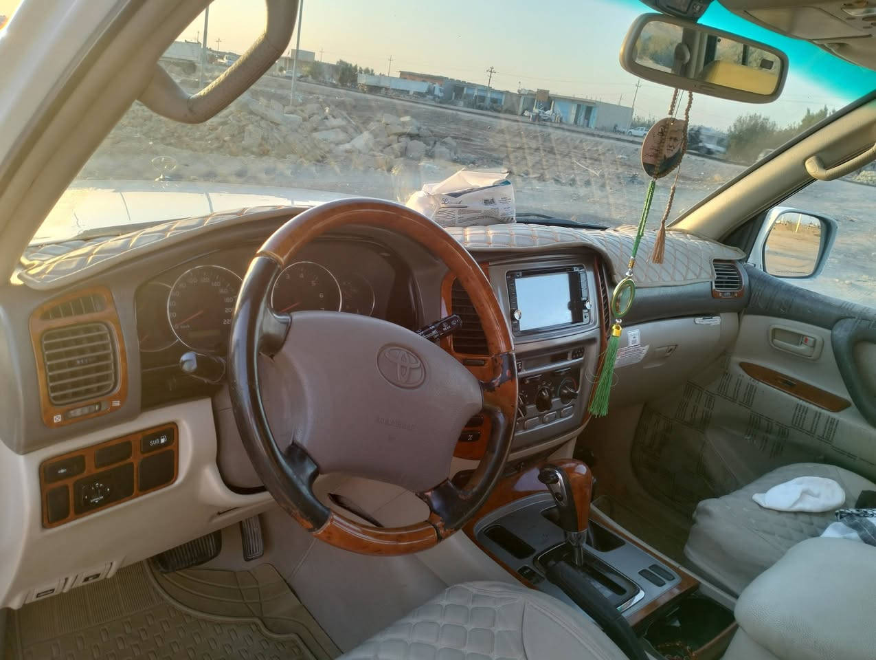 لاندكروز 6سلندر موديل 2006 مكينة وكير خير من الله منضومة تبريد جديدة تخم تايرات جديد  كامرة خلفية سيارة جاهزة بيها ملاحظات بسيطة رقم دولي جديد مثنى باسمي مكان السيارة قضاء الفجر السعر 185 ورقة وبيها مجال بيع او مراوس.
أي استفسار التواصل على الرقم التالي ***********
