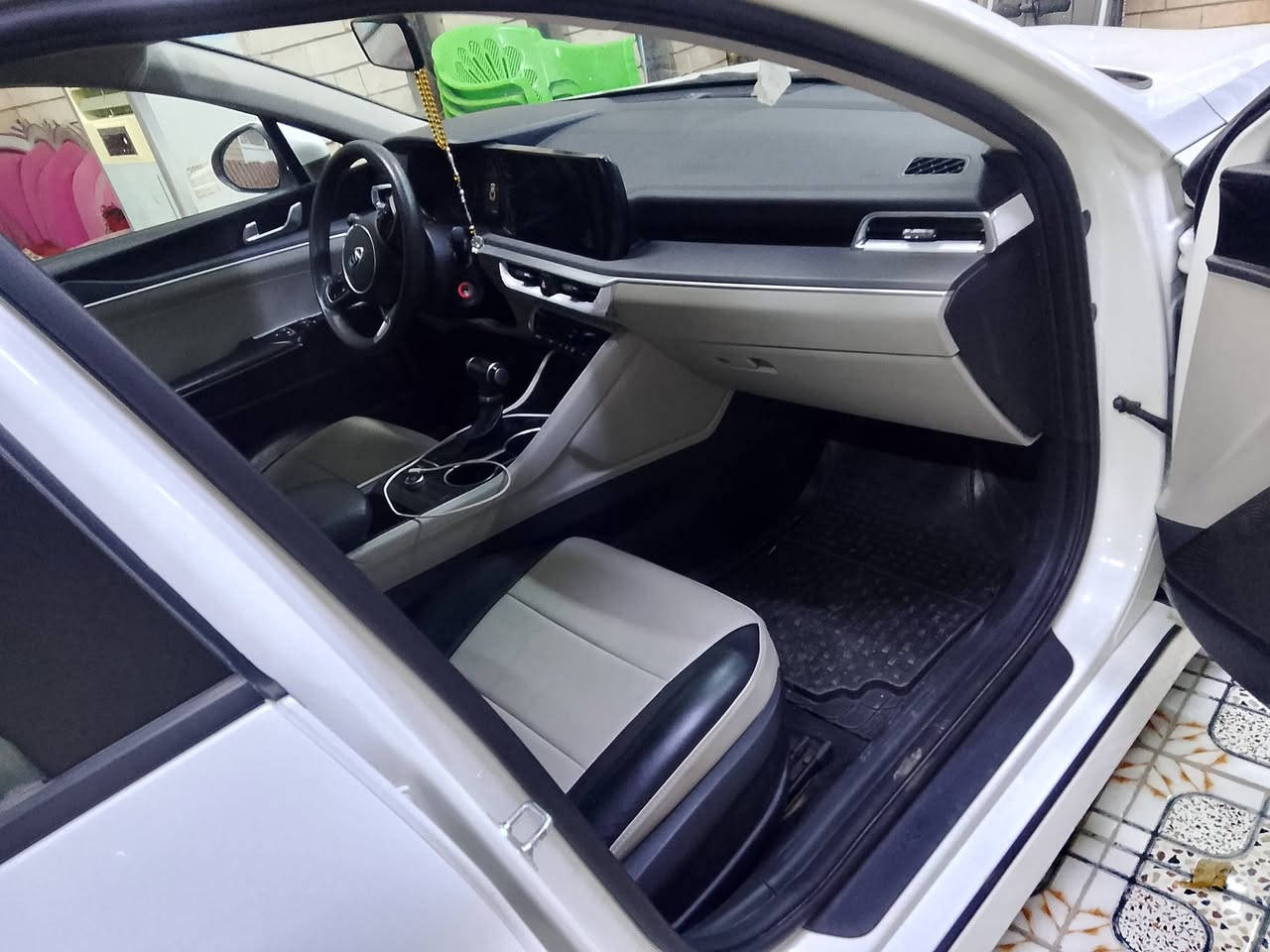 سلام عليكم K5 موديل 21 شركه الدوليه  مكفوله من كلشي ماعده الباب لخلفي وره سايق بي طخه وما مصلحه بعدها سياره كير محرك صدر كله ع وضع الشركه بسمي تحويل ثاني يوم  سعرها اتصل وبيك خير وتدلل 
*********** بي وتساب
