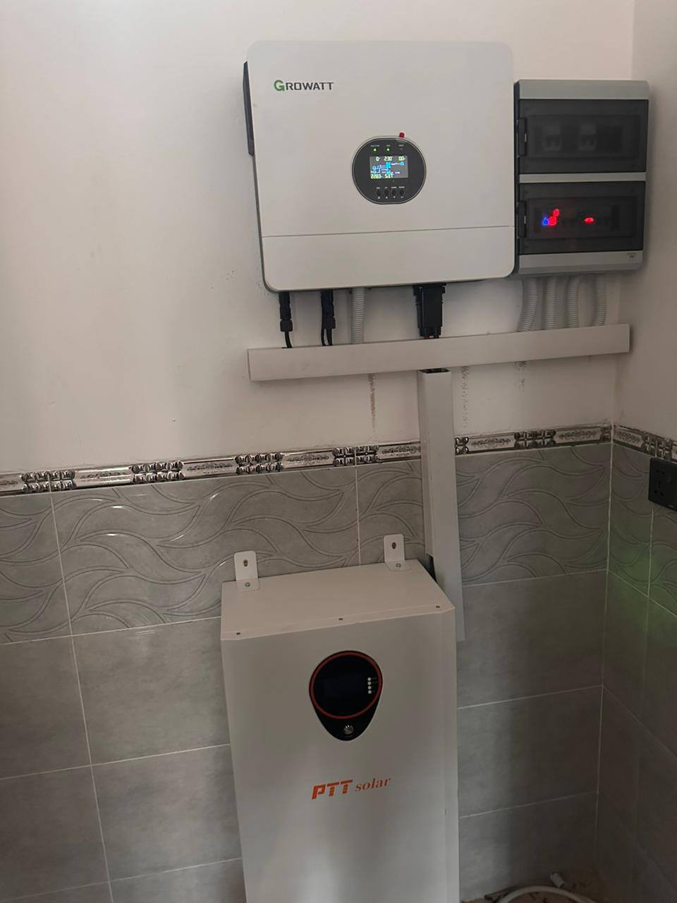 اليوم الخميس الموافق 19/02/2026
تم بعون الله إكمال نصب  وتشغيل منظومة  للطاقة الشمسية في #قضاء #مندلي #الندا
تجهز 20 أمبير نهارا  16 أمبير ليلا وتتكون المنظومة من:-
1-ألواح شمسية عدد 10 قدرة اللوح الواحد 640 واط
2- بطارية نوع ليثيوم قدرتها 15 كيلو واط
3- أنفيرتر  قدرته 6 كيلو واط
4- بورد خاص بالمنظومة متكامل الحماية
5- هيكل حديد مغلون مقاوم للصدا
#ملاحظه: لانعمل ببطاريات التجميع الرديئة

بإدارة عمر ياسين 
وحسن سالم
للأستفسار أكثر الأتصال او مراسلة الأرقام  التالية. ‏
***********
***********
