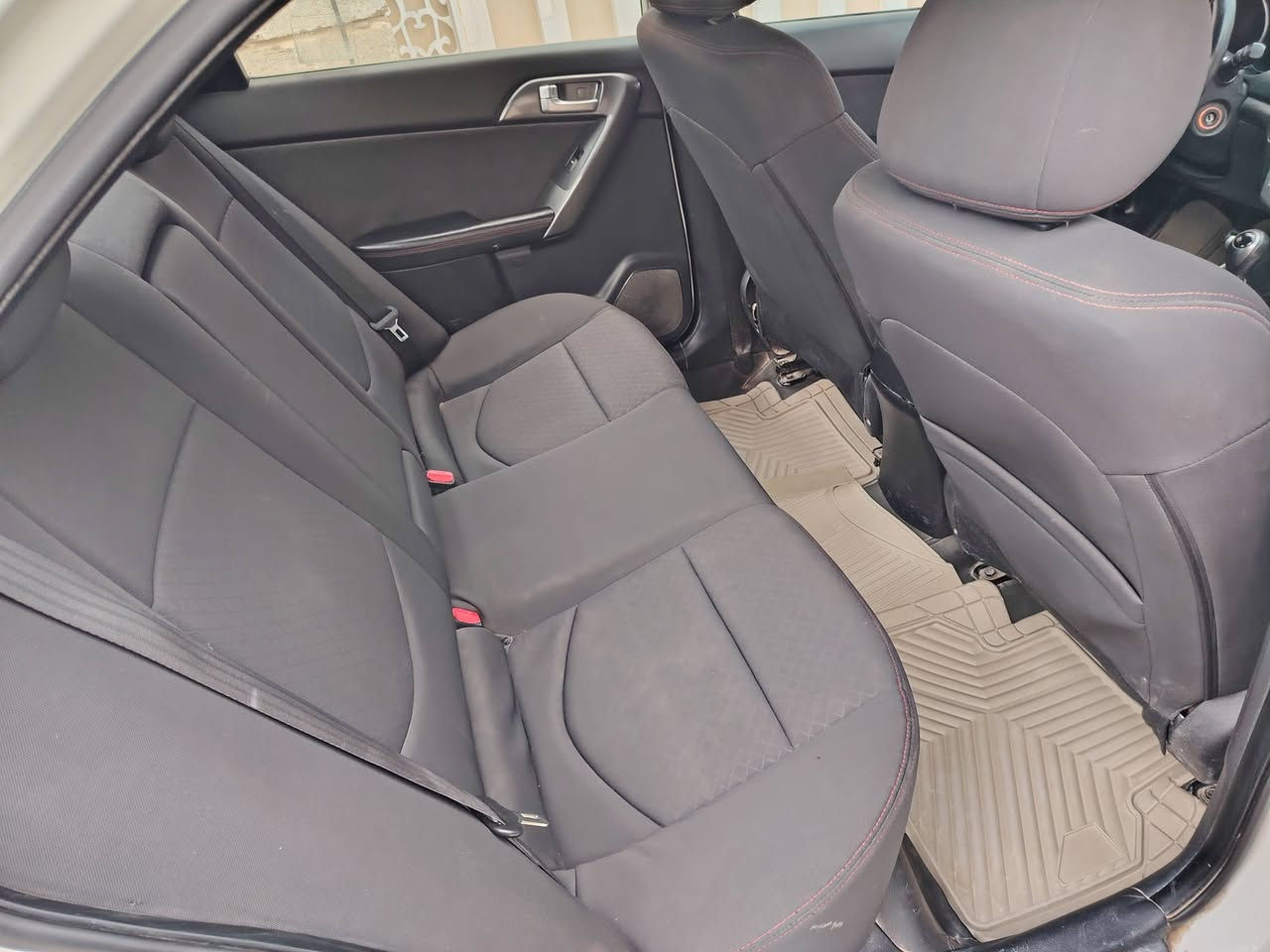 السلام عليكم ورحمة الله
سيراتو ٢٠١٢ خليجي للبيع  باسمي
تبريد. تدفئة شغال جديد
تخم تاير جديد
السعر ٩٢
مكان السياره سامراء
هاتف ***********
