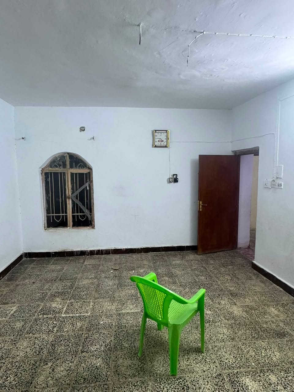بيت للايجار للايجار في حي الظباط الثانية خلف مدرسة نفحات الحياة شارع 6 ركن مكون من غرفتين نوم وهول وديوان وصالة ومطبخ البيت محدث جديد كامل سعر الايجار 350 الف 
***********

