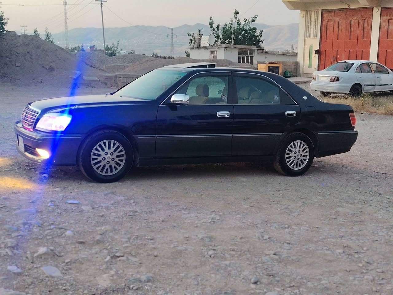 سڵاوی خودالە هاوڕیان.
مە لیکە یە کی ڕە قم یە کی پاکە تی بێبویاغم هیناوە
لوک.موس.موس.نیلی .توخ.زورجوان.کامڵ مسرف
بویە کدینارمسرف.مە گە ڕیی.کودیی بە ناوی خومانە
مکینە گە ورە.120هە زار.ڕوشتووە.باوە ڕبکە.بە قە دیە ک صنی بنزین دە خوات.بە شرت.نرخی 41گڵا.شوین سلیمانی
***********
