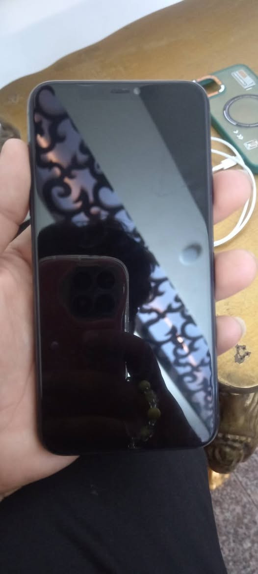 اعادة العرض بسبب العوعد الكاذبة
ايفون ١١ برو ماكس مستبدل شاشة فقط الباقي كفاله 
بطارية 76 فيس ايدي شغال اتصال حدث فرمت 
كلشي حساب صمان يوم كامل مع ملحقات 
حافضتين وشاحنة مكاني بغداد مدينة الصدر رقمي *********** السعر (الله شاهد عارضة ب 300 اليوم الفكر زلك ونفطر ضهرة لعبت نفسي كلش)  265 وبي مجال لليجي هسة
