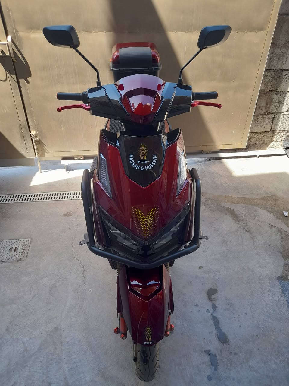 سكنس شحن  ٢٠٢٥ جديدة.
٦ بطاريات ٣٨ امبير شرط المسطرة.. 
بريك دسك امامي وخلفي
مانع انزلاق abs بيها..
ملف ٣٨٠٠ واط واضح بالصورة..
مكان بغداد تاجي
***********
*********** الشراي يتصل..
