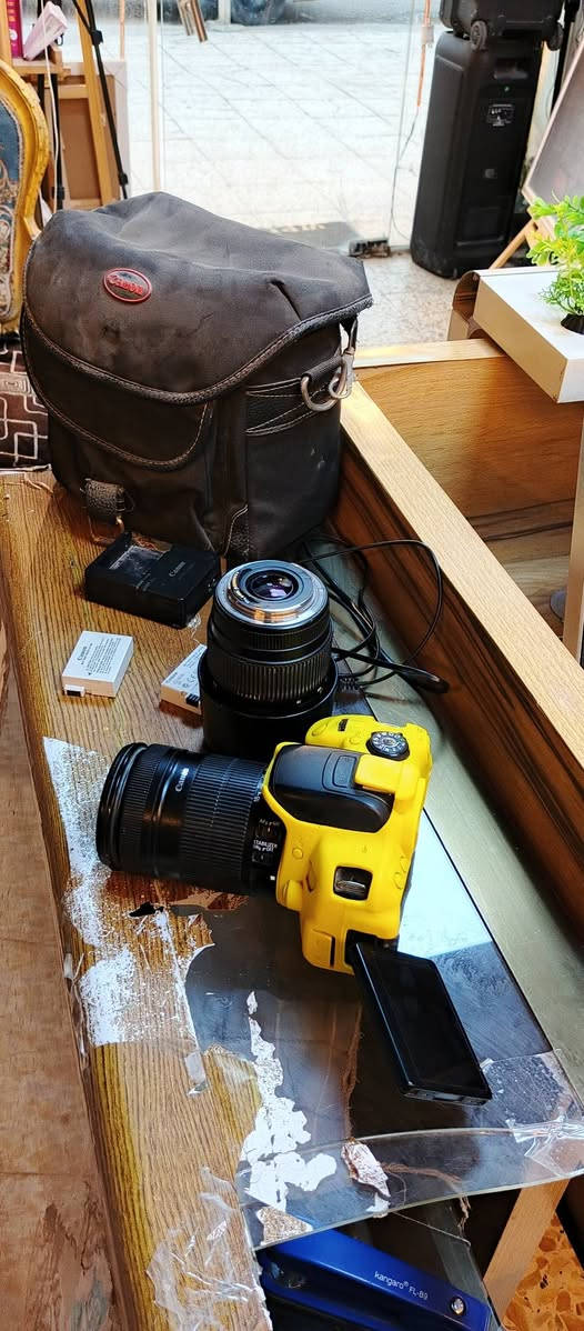 📸 للبيع: بكج تصوير متكامل - Canon 700D نظافة ممتازة
لعشاق التصوير والراغبين بدخول عالم الفوتوغراف بـ "عدة" كاملة وما تحتاج تشري شي وراها، متوفرة الآن كاميرا Canon 700D مع كامل ملحقاتها الأساسية والاحترافية.
✅ المواصفات والملحقات:
• الجسم (Body): كانون 700D المعروفة بدقتها وسهولة استخدامها.
• العدسة الأولى: 18-135mm (عدسة شاملة لكل شيء، من القريب للبعيد، فوكس سريع وعزل رهيب).
• العدسة الثانية: 70-300mm (للتصوير البعيد ولقطات الزووم الاحترافية).
• الطاقة: شاحنة أصلية + عدد 2 بطارية (حتى لا يوكف شغلك بنص التصوير).
• الحماية: حقيبة (جنطة) صغيرة مخصصة للكاميرا.
🚚 التوصيل والمتوفر:
📍 أماكن التواجد: بغداد (التاجي / سبع البور).
📦 التوصيل: متوفر داخل مناطق بغداد المذكورة.
💰 السعر والتفاصيل:
للاستفسار عن السعر وبقية التفاصيل، يرجى التواصل عبر:
📥 الرسائل الخاصة (Direct Message)
📞 أو الاتصال مباشرة على الرقم: [***********]
#Canon #700D #تصوير #كاميرات #بغداد #بيع_وشراء #سبع_البور #التاجي
