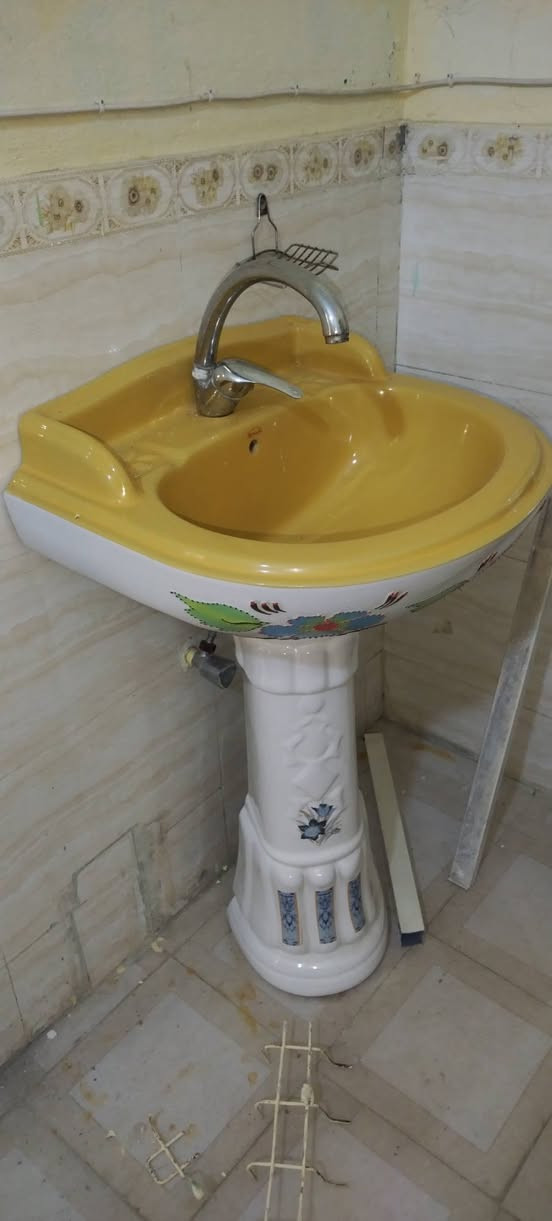 السلام عليكم غراض لبيع
باب حديد نضيف درجه اوله ثكيل هو طلاكه ملته
مغسله نضيفه
امرايه
رفوف 
مروحه
ثريات عدد ٢ السعر خاص وهذا رقمي ***********
***********
