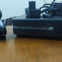 Xbox one فات للبيع العاب موجوده بل صوره الجهاز نضيف دركسون مستعمل قليل...