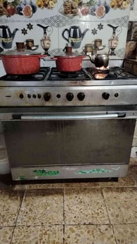 طباخ ٥ عيون وفرن شغال بس بي تسريب لازم يتضبط للبيع 07721583692