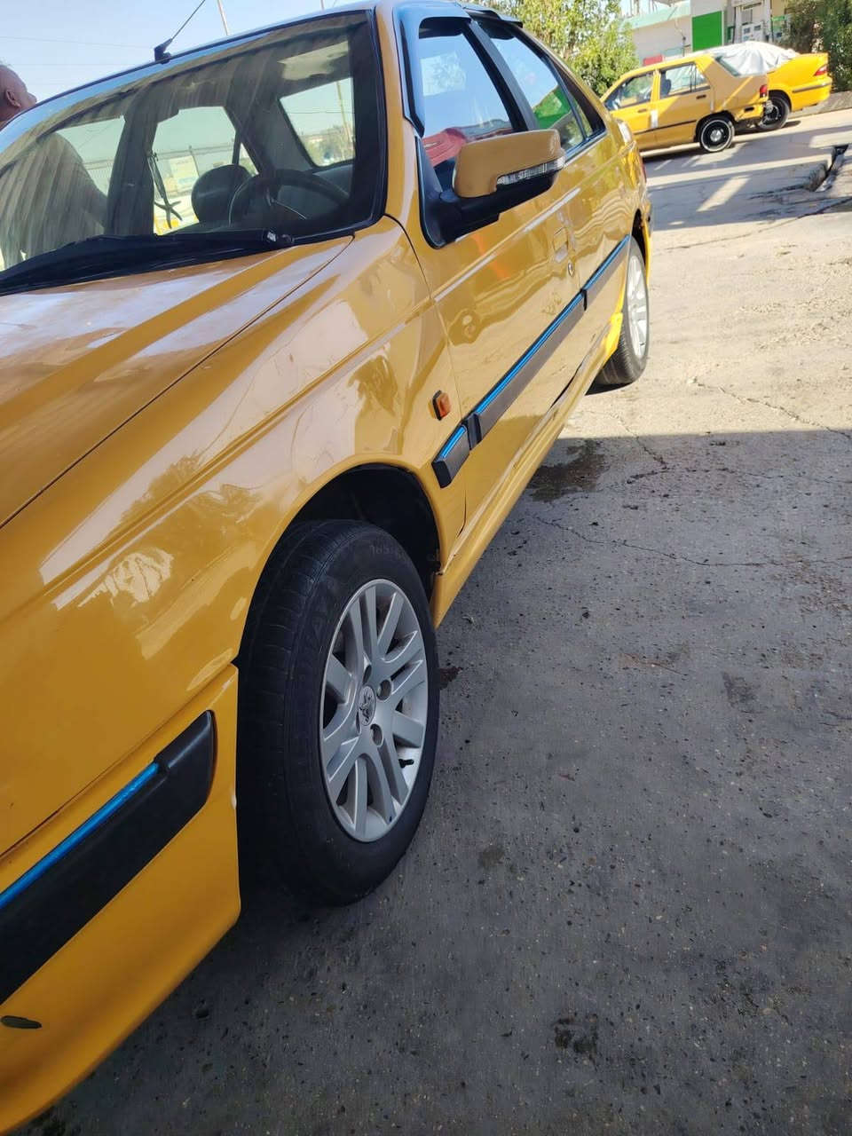 يالله بيجو بارص ٢٠١٥
نضيفه بلاديه 
حداديه جديه 
تخم تاير
باتري جديد
مكيه كير خير من الله 
تبريد ثلج 
ترايهه وين متحب
سياره جاهزه 
سعر $  ٤١
بسمي مكاني بغداد الغزاليه
***********
