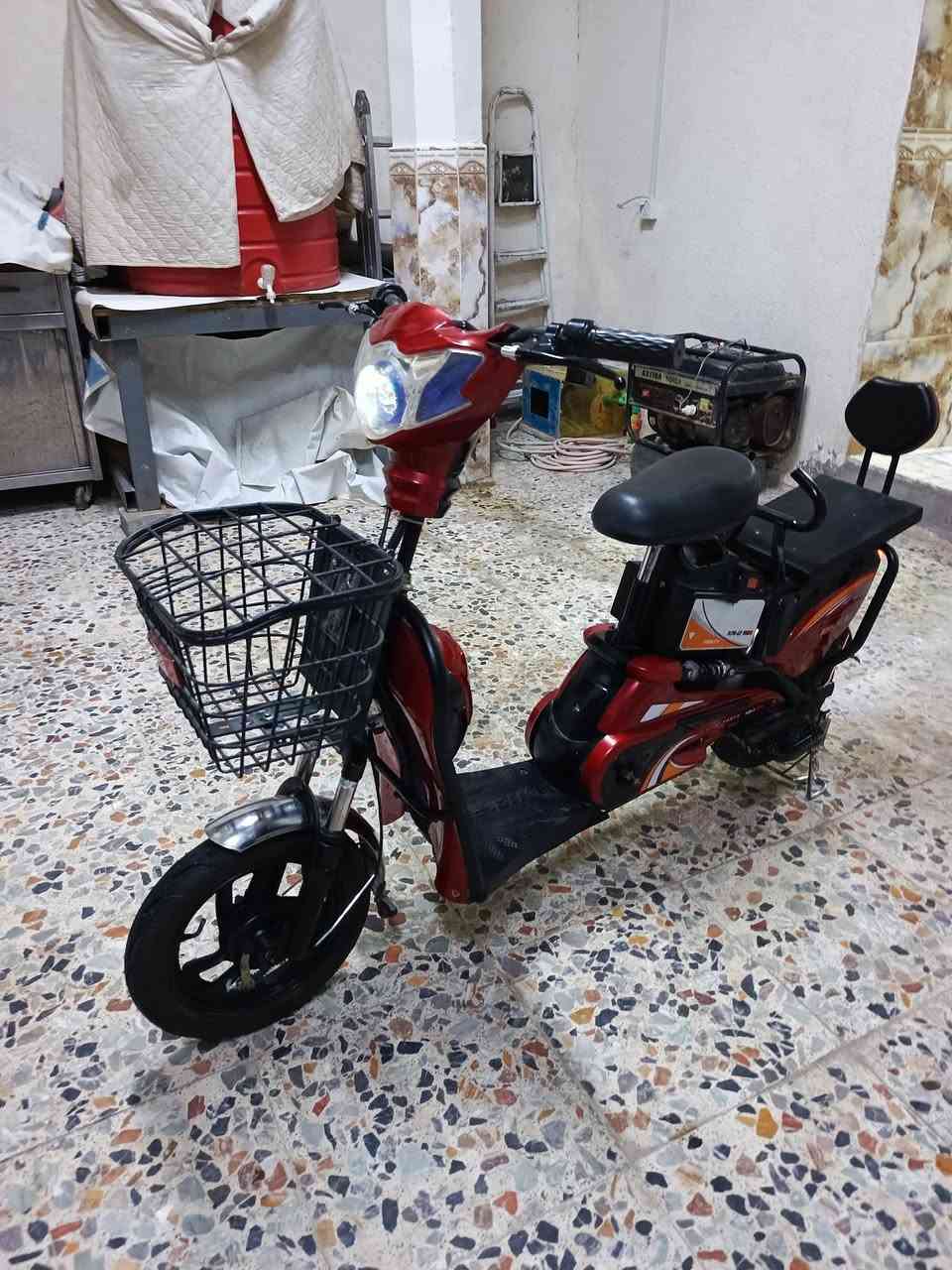 دراجة شحن للبيع نظيفة كلشي شغال بيها ما ناقصها اي شي مشدودله باتري لثيوم السعر 300  الاستفسار على رقم الهاتف*********** العنوان البصره الجبيله

