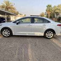 كورلا 2024 LE ياباني اصلي وارد امريكي  بنزين فقط لون ابيض صدفي لون ممي...