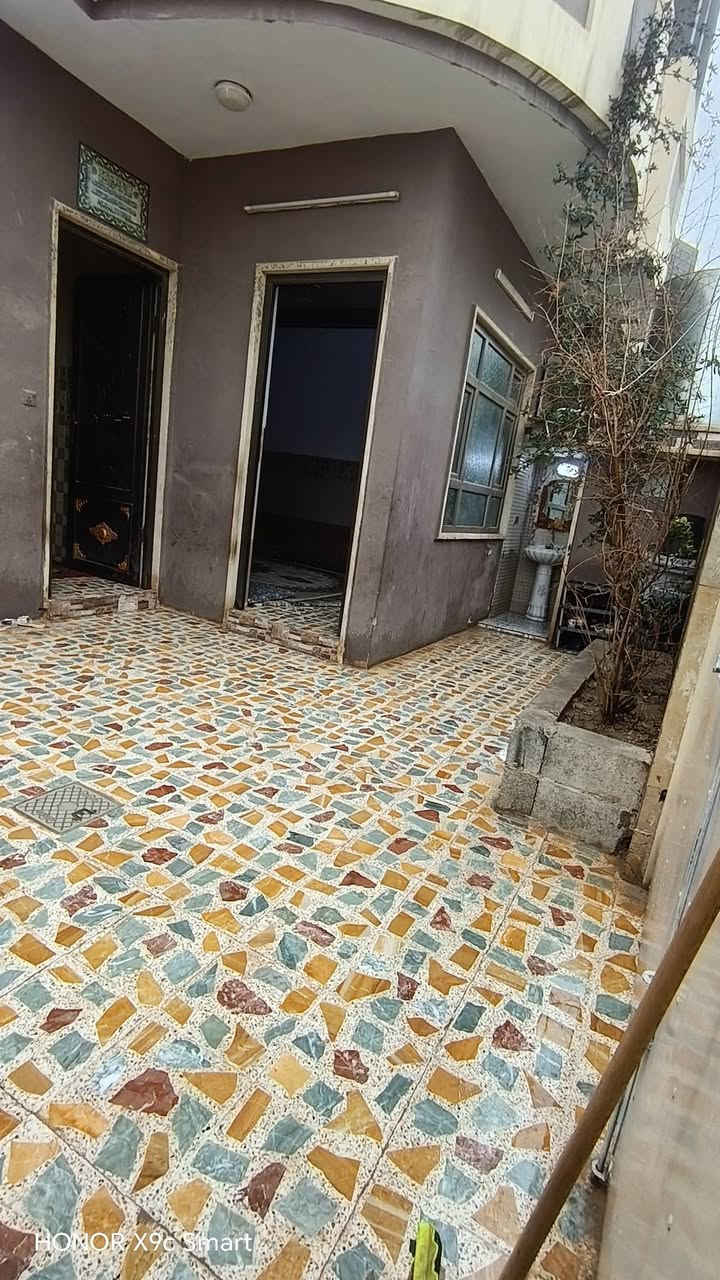 سلام عليكم من رخصت الادمن المحترم 
دار. لبيع في حي الملائين يم الكمرك. مو بعيد عن الشارع العام بيت ركن مساحه 150.طابق ونص غرفتين. جوا وستقبال ومطبخ وحمام وصحيات خارج داخل. وفوك غرفتين. وهول. بيت كامل مايعوزو. شي صقوف ثانويه كامل بيت جاهز.  لتواصل ***********.
