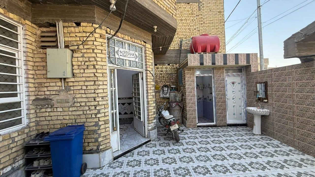 داران للبيع طابو صرف في الحولي السياسيين مساحة 300 كل دار 150 الاول مطلوب اسكان والثاني حر تريدهن اثنيهن او واحد منهن
 للاستفسار الاتصال
*********** 
 ***********
