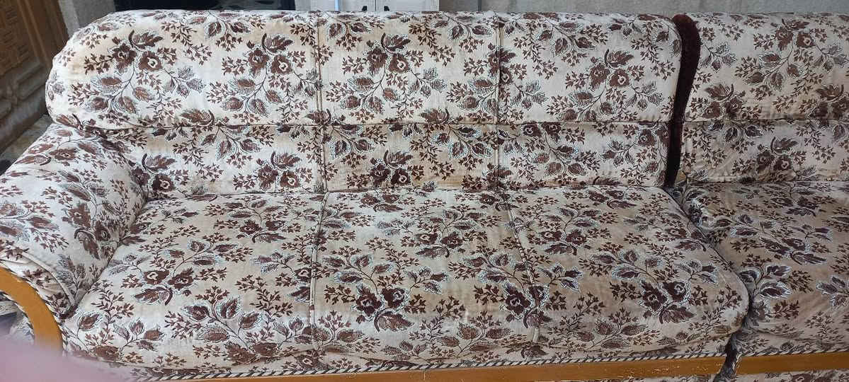 ديوان للبيع مستعمل نظيف سفايف بدون خشب السعر ١٠٠  الف
للتواصل *********** 
موصل حي البلديات
