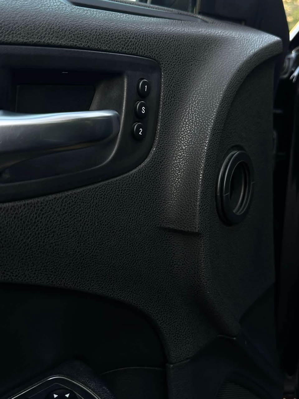 دوج جارجر 2020 SXT Plus لون اسود
كفالة عامة فول مواصفات 
رقم أربيل
هزه جديدة
تحويل أو وكالة
الحادث فقط جاملغ جهة السايق ومبدل نفس اللون موجود ب الصور
المواصفات:
فتحة سقف
رادار جانبي
داخل أبيض جلد
خزن ميموري
كشنات تدفئه تبريد أمامي وخلفي
شاشة كبيرة كاربلي
حساسات خلفية
تحكمات ستيرن
ستيرن هيتر
كشنات أمامية كهرباء
منظومة زنون
ماشية 74
السيارة كاملة ومكملة
ما بيها أي نقص
حدادية، تخم تاير، تبريد كله جديد
المكان: بغداد

للاستفسار: ***********
