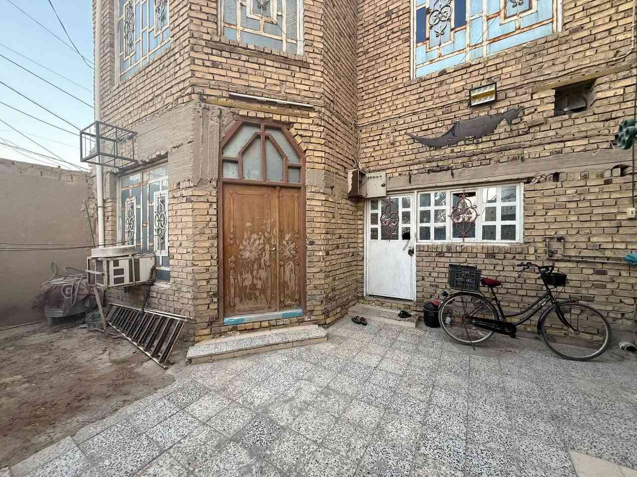 #تجاري 

#ركن

🏠بيت للبيع +٧ محلات 

📍مقابيل محطه بانزين الشطره+الاطفاء 

📐مساحه ٣٠٠م

🕍البناء الوجه ٧ محلات 

🏯الوجه الثاني عله شارع بيت طابقين 

•الطابق الاول :صاله استقبال صحيات غرفه 

الطابق الثاني:٣ غرف صاله

(الشراع للعقار)
***********
***********
