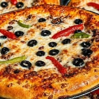 بيتزا • توصيل الكوت • عرض بيتزا • وجبات سريعة • مطعم الكوت • اكل • 4 ب...