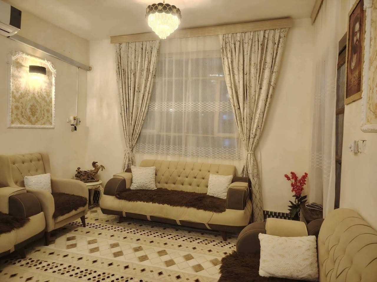 السلام عليكم
يعلن مكتب الخبير للعقارات 

وجود دار في حي المصطفى شارع سماح عل تبليط

مساحه ١٠٠ متر

الطابق الأول //استقبال ومطبخ وغرفه نوم وصاله ومجموعة صحيات داخليه وخارجه

الطابق الثاني //غرفه نوم

السعر// 63مليون  وقابل للتفاوض

للاستفسار مراجعة المكتب مقابل مركز الشباب الدوب

اتصال //***********
