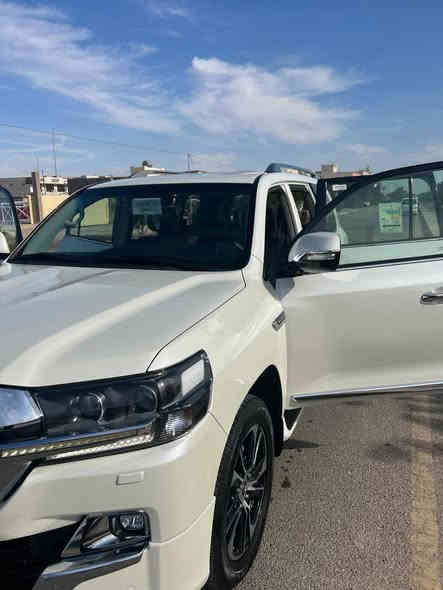 السلام عليكم لاندكروز 2021 GXR 
مكفوله كفاله عامه 
ماشيه 85 الف 
موصفات 3 شاشات 
اسبير منازل بعده مغلف سياره 
تخم تايرات جديده العنوان بغداد 
*********** السعر 59 الف دولار 💲 وبيها مجال بسيط
