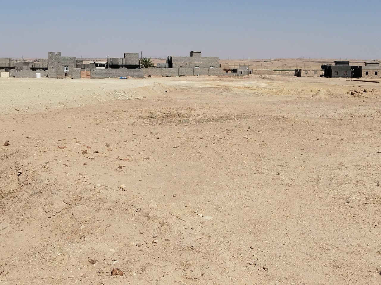 السلام عليكم للبيع قطعة ارض مساحتها (1000) متر 
موقعها النهضة الشرقيه بره جامع حجي فازع 
واصلها سكن وماء وكهرباء 
السـعر 10 مليون وبيـها مجال لـطيبين مـلاحضه 
تعديل القطعة والدفن  عليه الك گاع صافيـه 
لتواصل اتصـل  ***********

