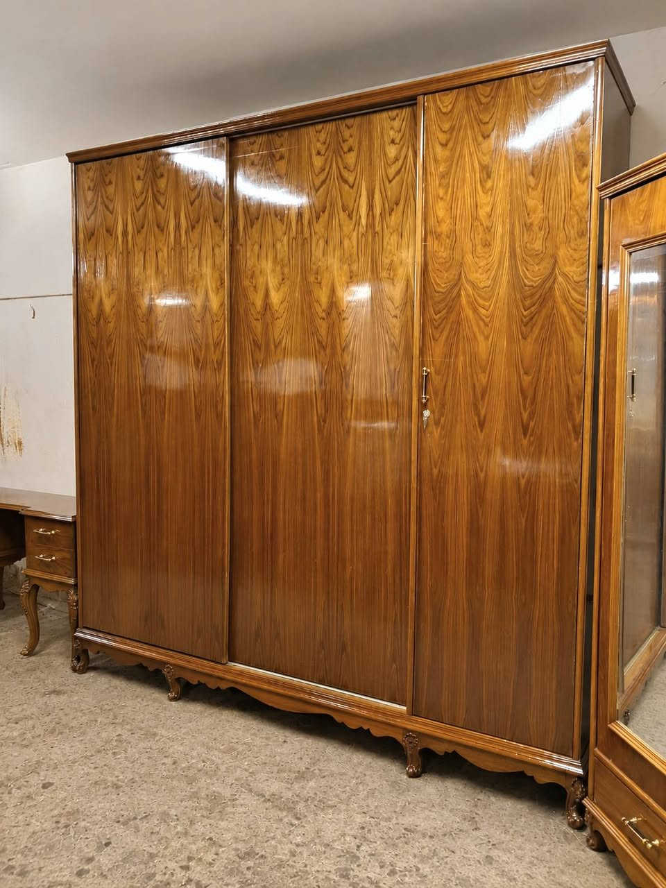 عودنكم عل التحف من معرض الموسوي غرفه نوم اخت الجديده نظام تركي شغل عراقي فول داخل وخارج 5مليم دنك زان مصري عل طول الكومدي ونقش زان مصري الياخذها لايكول مستعمله وبالعافيه عل ياخذها اي استفسار خاص او الاتصال
***********

***********واتساب
