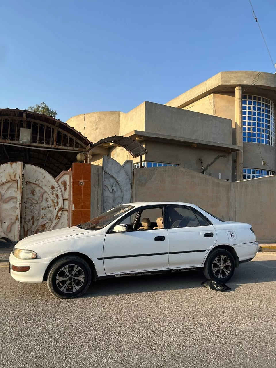 السلام عليكم
 كورلا كارينا للبيع فقط
موديل 92

السعر 38

سنوية لل 31 بسمي

هزة جديدة

كابون بنزين بيها 

شرط التحويل والوكالة 

السيارة لاصبغ ولا ضرر

مكفول من الكلبة والضربة 

كير محرك ابو الجف شرط 

لا صرف ولا بخار 

صدر تايرات كهربائيات كلها شغالة 

السيارة جاهزة وحلوة واحلى من الصور 

مكان السيارة الموصل ناحية حمام العليل

اتصل على الأرقام ***********

