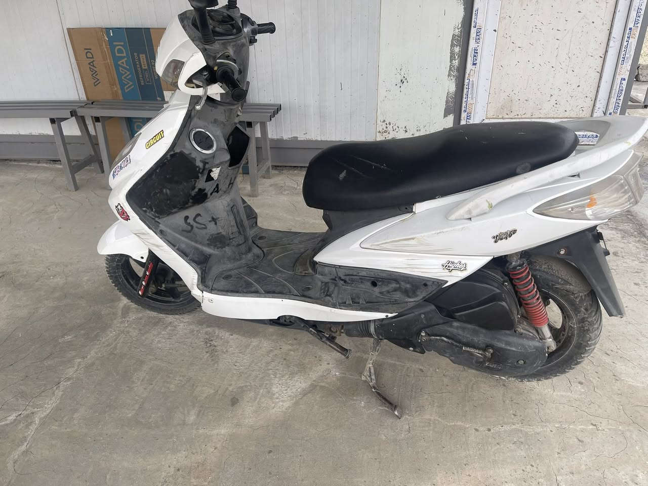 سلام عليكم سكنس فحل درجه تخبل ساعه ومعدل درجه نضيفه لا مفرحه ولا بيه نقص شي لمكان  سعر ٦٥٠رقم صاحب دراجه ***********
