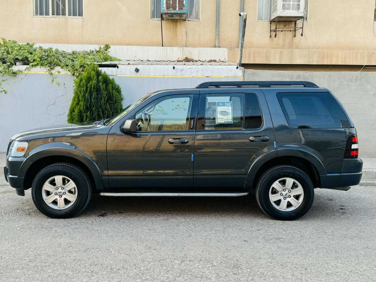 السلام عليكم
للبيع او مراوس  فورد اكسبلور 2009 شركة نيفا 
مكفوله من الحادث والصبغ شرط عدا بارد قليل بالباب الخلفي عكس السائق جاهزه من كلشي 
كير ومحرك وتبريد وتدفئه شرط
تخم تايرات جديد 
سويج عدد 2
5راكب صندوك كبير بيها مكان اتخلي كشن ثالث 
السعر 110وبيهه مجال للشراي 
للتفاصيل /***********
