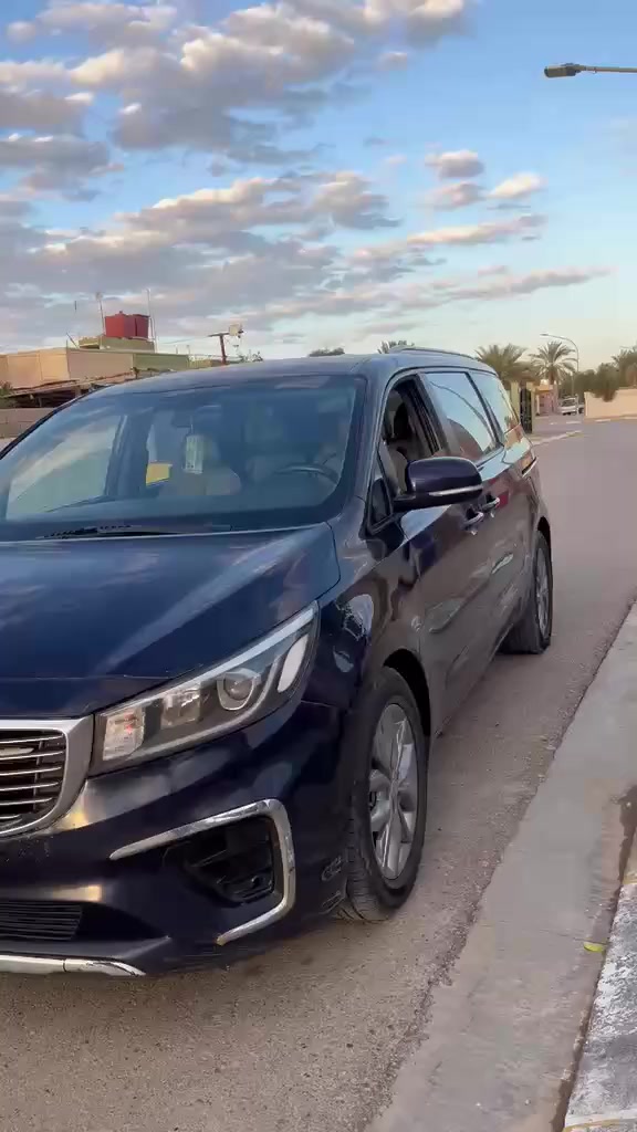 كيا سيدونا موديل 20 فووول مواصفات جديده رقم انبار تحويل مباشر
المواصفات معروفه محاجه اذكرها تفاصيل اكثر اتصل خط ووات ساب *********** 
بيها قطعه وحده نصف الجاملغ الخلفي الايسر 
السعر 195 بيها مجال
