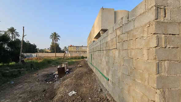 ✅️دونم إله ربع في كربلاء 
 دونم إله ربع للبيع واجهة 40 متر مع بيت طابق ونص مساحة البيت 200 متر تحت البناء طابو زراعي سند 25 (تحويل مباشر بأسم المشتري) الموقع كربلاء - منطقة ال جباس شارع نجف كربلاء عمود 1095 وتنزل 3 كيلو عن الشارع العام طريق الزوار يبعد من مركز مدينة كربلاء الامام الحسين(ع) 15 كيلو 

💵السعر 140 مليون مكتب الحسناوي للعقار  

أتصل الآن : *********** 📞
