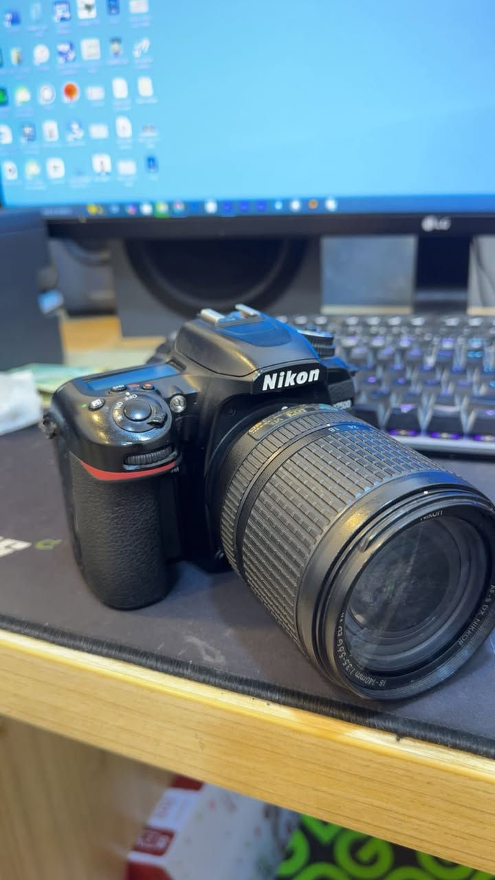 نيكون D7500
الكاميرا نظيفه بنسبة 90% 
عدسة 18-140 VR
كلش محافظ عليها 
فيديو وصورة كلش تخبل والمستخدمها يعرفها شنو هيه
تصور 4K
الشتر مالتها 34379
ما بيها اي عطل شغاله وكامله 
وياها 3 بطاريات 
وياها شاحنتين
للتواصل 
***********
