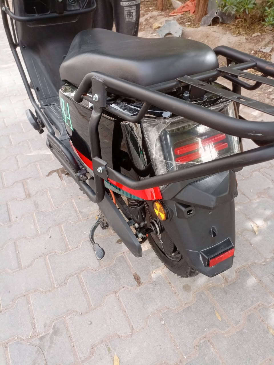 السلام عليكم للبيع دراجه شحن موديل 25 الدراجه ماشيه 1500 جديده الدراجه 6 بطاريات كبار مثبت سرعه كله كامله مكاني بغداد الكرخ العطيفيه السعر 550 قفله هذه رقمي للتواصل *********** فقط اتصال
