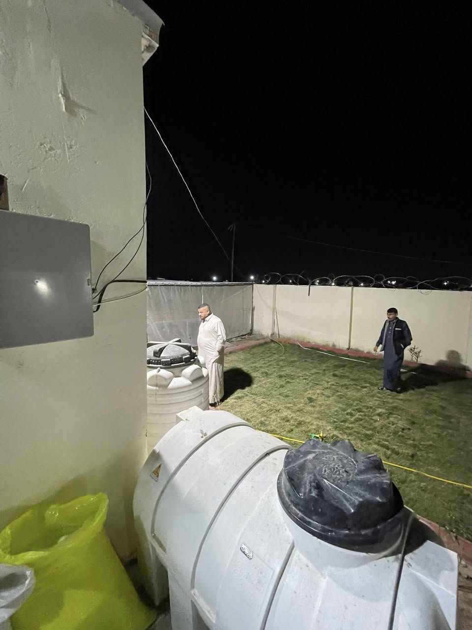 مزرعه مساحه 375 متر كافه الخدمات خلف مطعم واثق تبعد عن شارع العام 600 متر
سعر ب 26 وبي مجال للاتصال ***********
