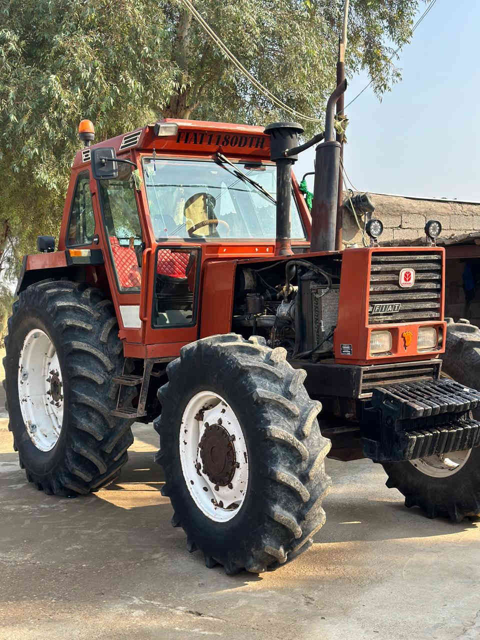 السلام عليكم:  فيات حجم 1180 موديل 2010كير ومكينه 140 تخم تاير دوشمة كامله  تبريد شغال رقم واسط الماني بسمي 
تحويل ثاني يوم الأدوات (دسك+ فدان 16 + معدلان 5*3 متر + مرازه + عربانه + مرشه +باذره + كل الأدوات مستخدمة موسم واحد فقط) 
البيع مع الأدوات او بعمرها 
العنوان : واسط قضاء الحي 
***********
***********
