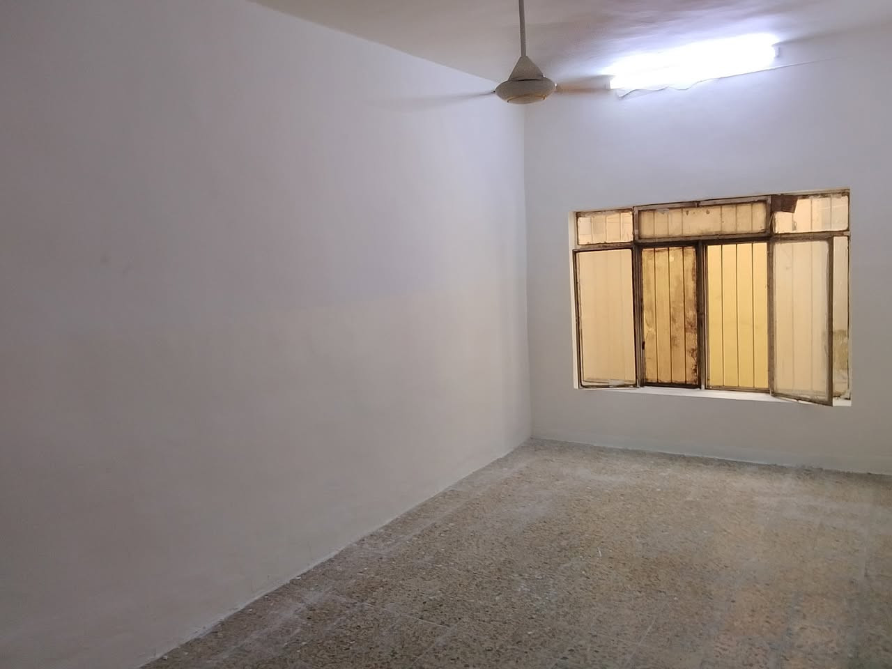 ( دار للايجار حي العربي )

قرب جامع الذاكرين وأسواق الطيبات 

طابق ارضي مساحة 300م 

معزول عزل تام عن الطابق الثاني
 
يحتوي على ٣غرف +استقبال+ مطبخ+ صحيات +كراج واسع +مخزن 

(بدل الايجار الشهري 350 الف)

للاستفسار اكثر مراجعة مكتب بر السلامة للعقار  للاتصال
                 ***********
نستقبل جميع عروض البيع والشراء
