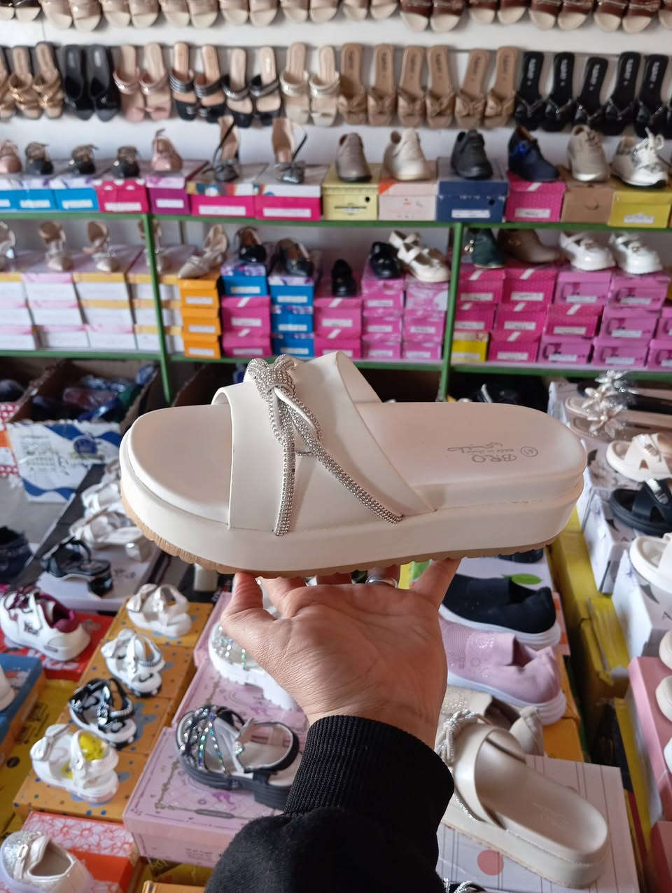 📢 جديد محلات الغازي للأحذية النسائية والبناتي 👡✨
وصلتنا تشكيلة مميزة من الصنادل والشحاطات النسائية والشبابي بأشكال عصرية وألوان جميلة تناسب كل الأذواق 💖
وكذلك متوفر شحاطات طبي مريحة للمشي اليومي 👣
وللبنات الصغار أيضاً متوفر قنادر وصنادل بناتي موديلات حلوة وخفيفة 👧🌸
✨ جودة طيبة
✨ موديلات متنوعة
✨ أسعار مناسبة للجميع
📍 زورونا في محلات الغازي واختاروا الموديل اللي يعجبكم.

الموقع: شميط -الشارع العام-مقابل اسواق باسم العيدان 
للاستفسار: ***********
***********
