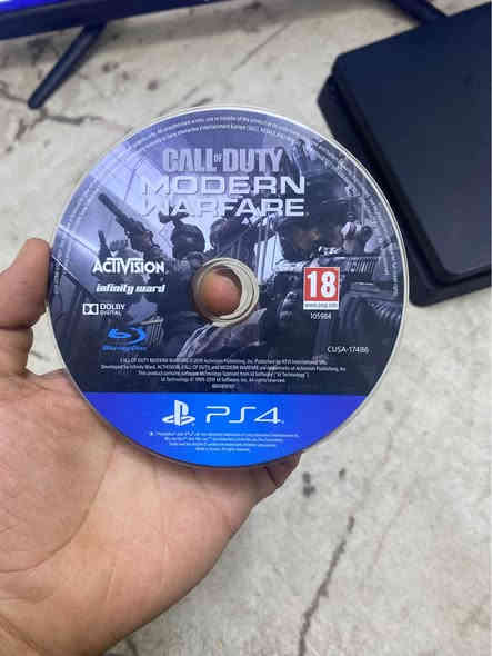 بلي فور سلم ps4 slim نضيف جدا ذاكرة 500 مع جوستكات ثنين وقرص call of duty القرص وحدة سعرة 70 الف اني انطي هدية وي الجهاز وايضاً ويا حساب بي العاب نظام 13.02 اون لاين تكدر تتواصل وياي هنا او على رقمي *********** مكان الناصرية سوق الشيوخ سوق الشيوخ
